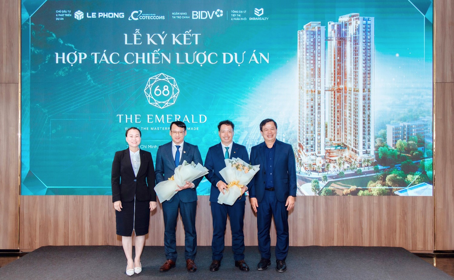 Bà Trần Thị Hà, giữ chức Phó Tổng Giám đốc của Tập đoàn Lê Phong, là người xuất hiện đầu tiên từ phía bên trái trong bức hình.