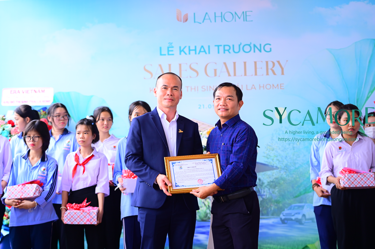 Lãnh đạo Của Prodezi Long Lên Trao Học Bổng Hiếu Học Cho Các Em Học Sinh