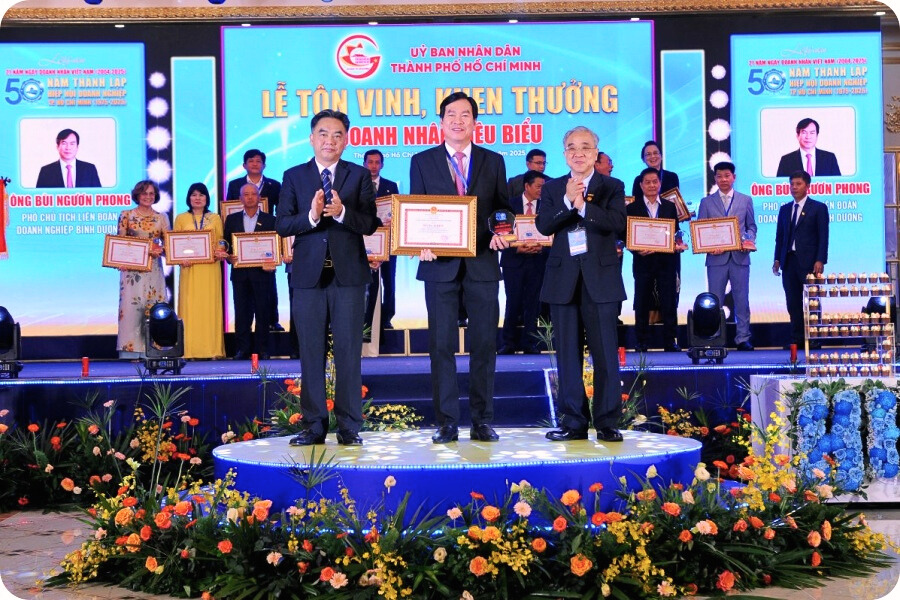 Lễ trao tặng bằng khen “Doanh nghiệp, Doanh nhân tiêu biểu” cho ông Lê Phong và Chủ tịch Hội đồng Quản trị Bùi Ngươn Phong do lãnh đạo UBND Thành phố trao tặng.